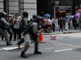 Proteste in Hongkong: Polizisten zielen auf Demonstranten