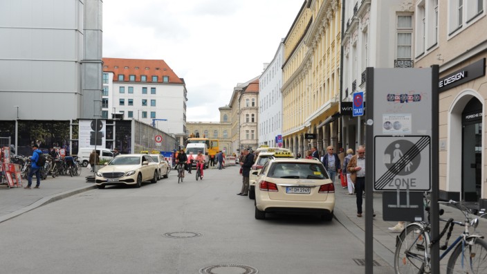 Restaurants in München: Die Dienerstrasse vor Dallmayr wird Fußgängerzone - und der Feinkosthändler bekommt eine Freischankfläche.