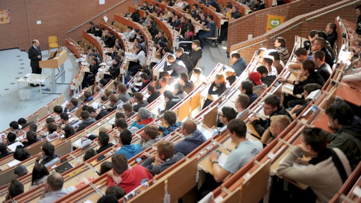 Uni oder Ausbildung?: Diese Erstsemester sitzen in einem Hörsaal der Universität Kassel und hoffen sicherlich, dass sich ihr Studium auch wirtschaftlich rechnen wird.