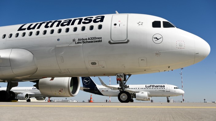 Lufthansa: Geparkte Lufthansa-Jets am Frankfurter Flughafen: Noch verfügt die Fluggesellschaft über ausreichend Geld – jeden Monat werden es aber gerade 800 Millionen Euro weniger. Und den Kunden schuldet sie noch 1,8 Milliarden.