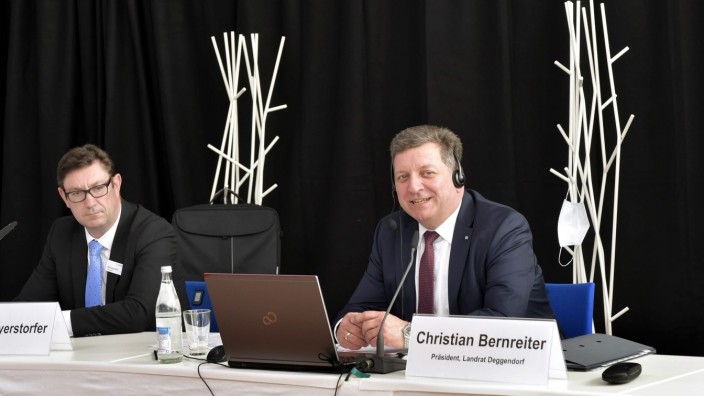 Erding: Landrat Martin Bayerstorfer und Christian Bernreiter, Präsident des Bayerischen Landkreistages, beim Pressegespräch in der Therme.