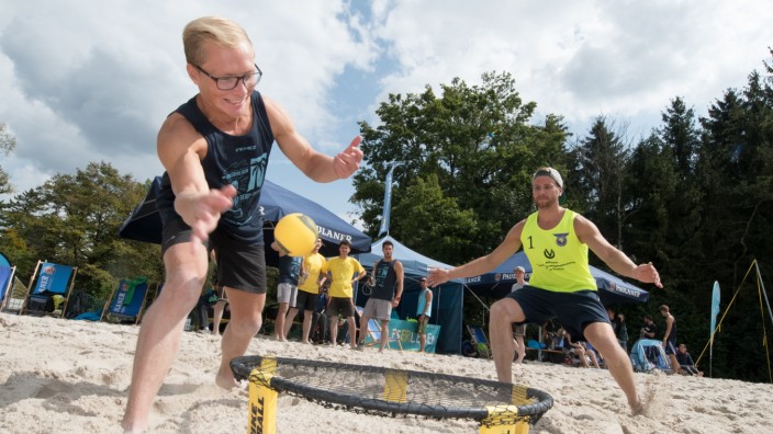 Oberschleißheim: Auf der Regattaanlage wird nicht nur Beachvolleyball gespielt, sondern auch die Trendsportart Spikeball.