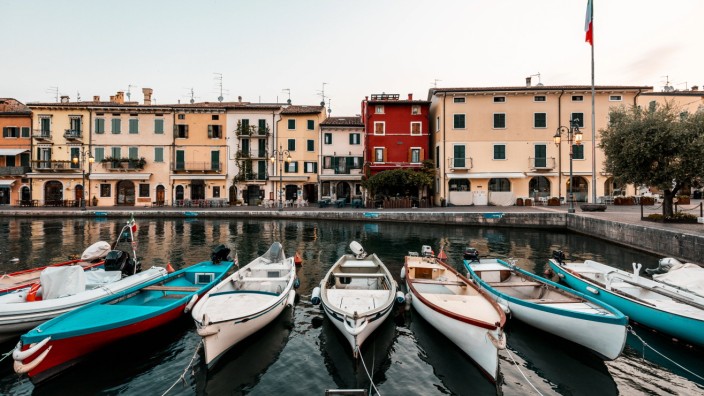 Italy, Veneto, Boats at Lazise harbour PUBLICATIONxINxGERxSUIxAUTxHUNxONLY DAWF01050