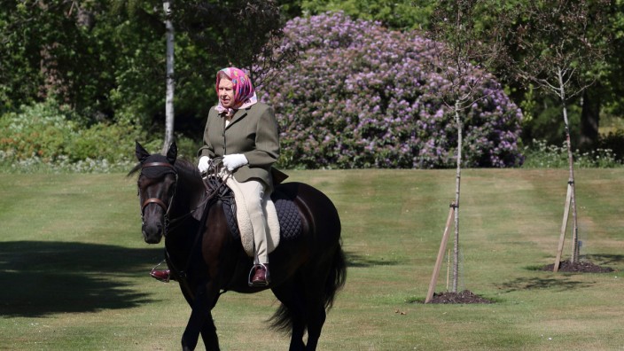 Royals: Königin Elizabeth auf dem Pony Balmoral Fern