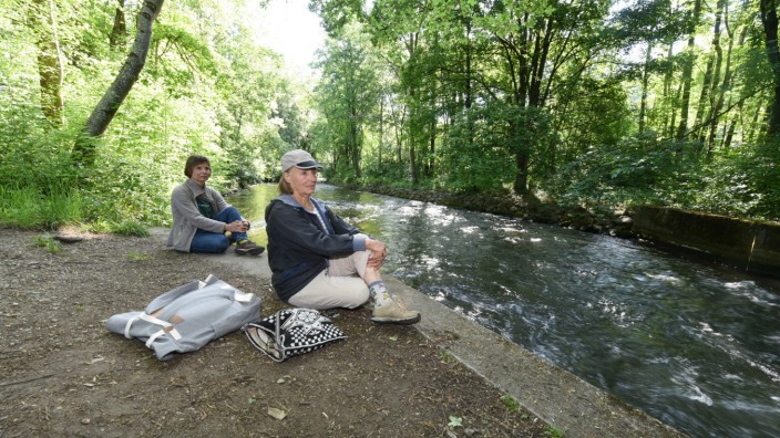 SZ-Serie: Urlaub in München: Wer bei einer Würm-Wanderung mehr über den Fluss erfährt, hält die Landschaft sauber, hoffen die Würmrangerinnen Ursula Schleibner (rechts) und Rita Demmel.
