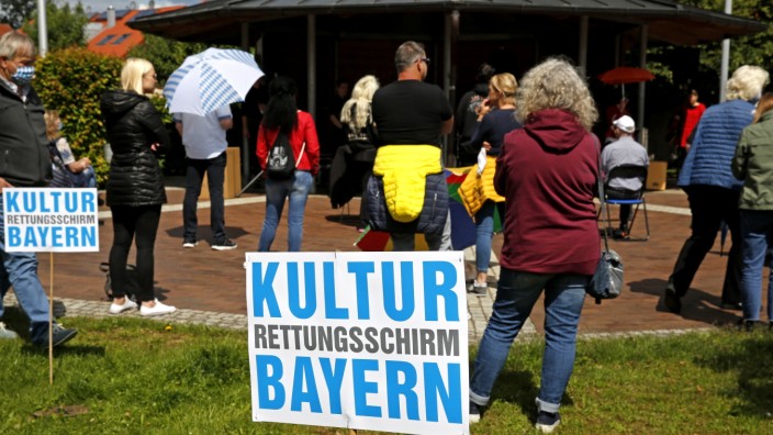 Schwacher Rettungsschirm: Bei einer Protestaktion am Dorfplatz in Gelting haben Kulturschaffende am Sonntag auf ihre prekäre Lage hingewiesen.
