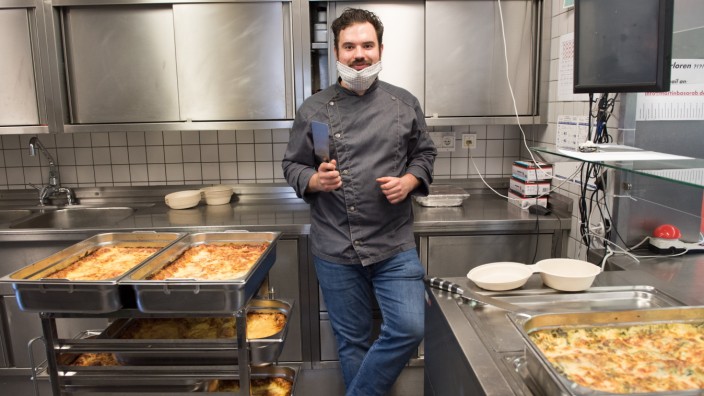 Mensen in Corona-Zeiten: Schulkoch Martin Basarab hat aus der Not heraus für Schüler und Eltern Abendessen gekocht.
