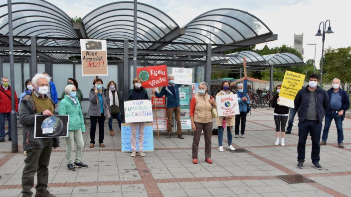 Puchheim: Den Klimawandel halten die gut 25 Teilnehmer der monatlichen Demo am Puchheimer Bahnhof in Erinnerung.