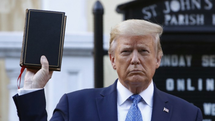 Gespaltene Vereinigte Staaten von Amerika: Regieren mit der Bibel statt mit der Verfassung? US-Präsident Donald Trump im Juni 2020.