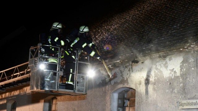 Olching: Feuerwehrleute aus Geiselbullach beim Einsatz am Gut Graßlfing