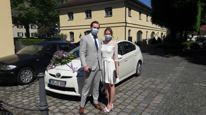 Bryan und Judith Begiebing bei ihrer Standesamtlichen Hochzeit am 19. Mai 2020 in Ismaning.