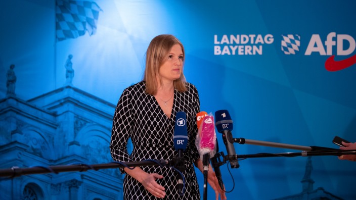 Bayerischer Landtag: Katrin Ebner-Steiner schwenkte auf die Anti-Haltung ihrer Partei um: "Die Straße dürfen wir niemals vernachlässigen!"