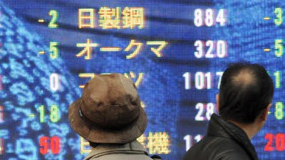 Weltwirtschaftskrise: Es ist die schlimmste Wirtschaftskrise der Nachkriegszeit - Passanten in Tokio beobachten den Fall des Nikkei-Index.