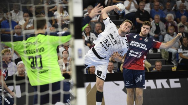 Nikola Bilyk THW Kiel vorbei an Johannes Golla SG Flensburg Handewitt Handball Bundesliga Liqu
