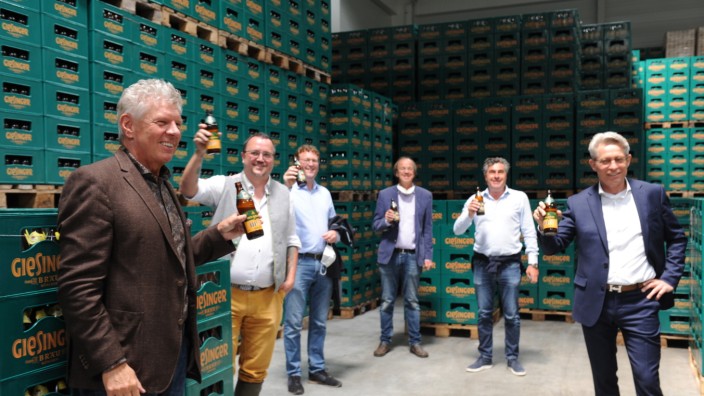 Giesinger Bräu: So werden all die leeren Träger niemals voll: Oberbürgermeister Dieter Reiter (links), Brauerei-Chef Steffen Marx (2. von links) und Aurelis-Geschäftsführer Stefan Wiegand (rechts) stoßen auf die neue Brauerei an.