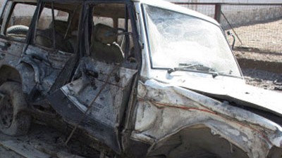 Afghanistan: Zerstörtes Auto nach einem Anschlag in Kabul: Der Terror in Afghanistan nimmt kein Ende.