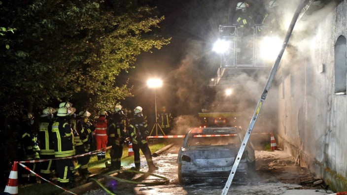 Leichenfund in ausgebranntem Wagen: Die Feuerwehrleute löschen am Dienstmorgen am Gut Graßlfing ein Gebäude und ein Fahrzeug.