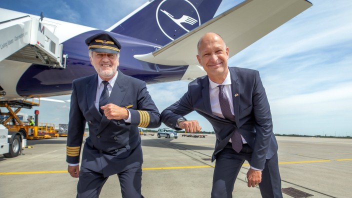 Flugzeugkapitän Pilot Martin Hoell (61) , Geschäftsführer Flughafen München Jost Lammers begrüßen sich / Lufthansa nimmt