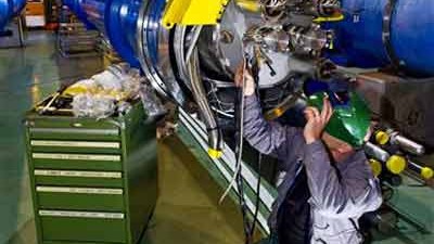 LHC: Techniker montieren bereits Ersatzmagneten im LHC.