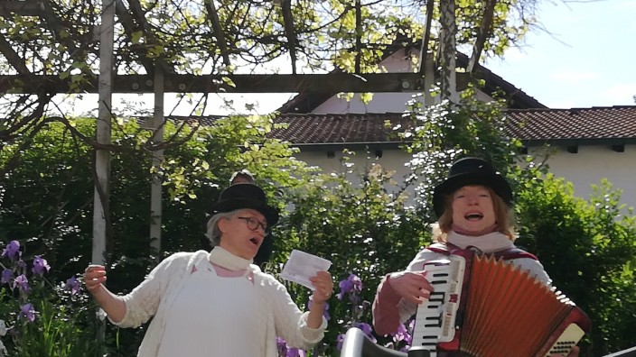 Moosach: Derzeit wandelt Rose Bihler Shah (links) als Duo "Das Lustprinzip" mit Birgit Otter durch die Höfe der Stadt, um die Menschen mit Gesang und Musik zu erfreuen. Für Herbst plant sie bereits das nächste künstlerische Projekt.