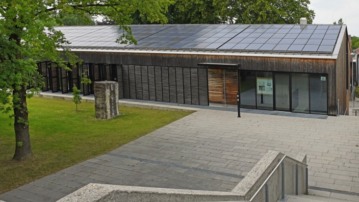 Umwelt: Seit neun Jahren steht die neue Landwirtschaftsschule im Fürstenfeldbrucker Stadtteil Puch. Sie ist eine jener Liegenschaften im Eigentum des Landkreises, die bereits mit einer Photovoltaikanlage ausgestattet sind.