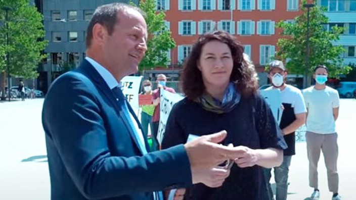 Sexismus in Österreich: Szene aus dem Video: Tirols Landeshauptmann-Stellvertreter Josef Geisler (ÖVP) neben der Regierungspartnerin und zweiten Landeshauptmann-Stellvertreterin Ingrid Felipe (Grüne)
