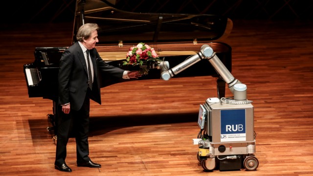 Die wiedererstandene Klassik: Beim Klavierfestival-Ruhr in Bochum bekam Rudolf Buchbinder den obligatorischen Blumenstrauß von einem Floristikroboter überreicht.