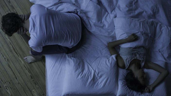 Man unable to sleep while wife sleeps comfortably unaware PUBLICATIONxINxGERxSUIxAUTxONLY Copyright: FrédéricxCirou B81