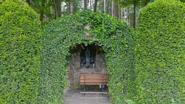 Besonderes Bauwerk bei Glonn: Fast schon mythisch wirkt die Mariengrotte am Waldrand des Glonner Ortsteils Schlacht.