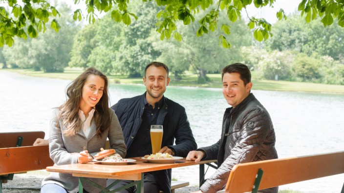 Unterföhring: Biergarten direkt am Wasser: Julia und David Gersztein sowie Geschäftsführer Adrian Böltl (von links) haben die Gastronomie am Feringasee übernommen.