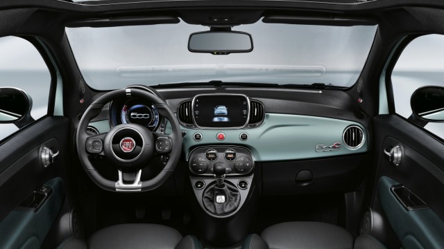 Hybrid-Autos im Test: Der Fiat 500 Hybrid zeigt im Innenraum die bekannte Mischung aus Retro und Moderne.