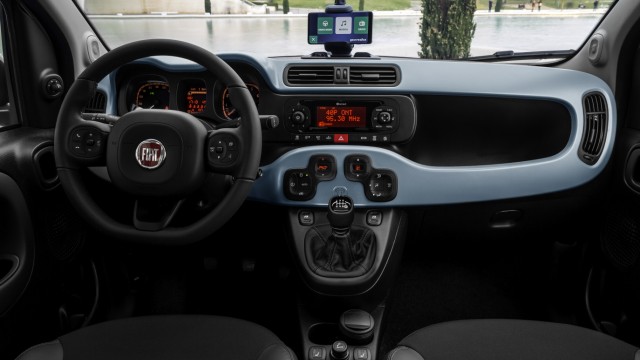 Hybrid-Autos im Test: Im Innenraum des Fiat Panda Hybrid geht es deutlich rustikaler zu.
