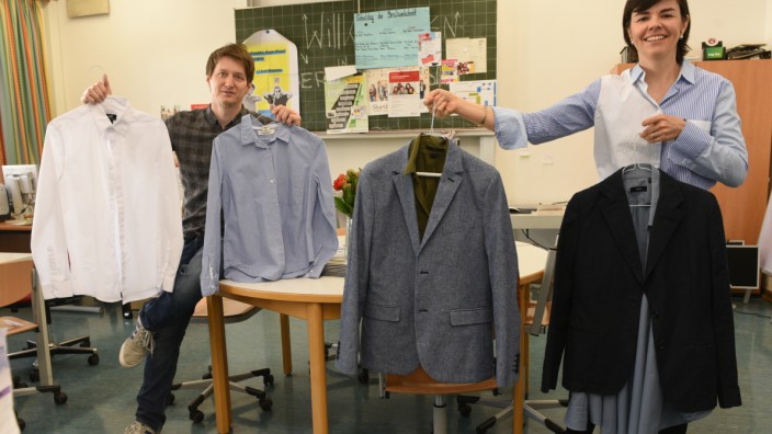 Bildung: Noémi Hermeking und Martin Rastinger bereiten die Schüler auf Bewerbungsgespräche vor - und haben, falls nötig, auch passende Kleidung.