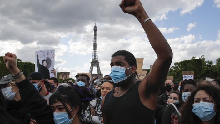 Frankreich: In Frankreich demonstrierten 20 000 Menschen gegen Polizeigewalt.