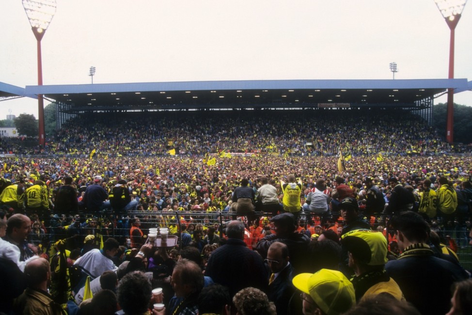 Borussia Dortmund ist Deutscher Meister 1995 - Fans des BVB feiern inmitten des Westfalenstadions; Borussia Dortmund, Deutscher Meister 1994/95