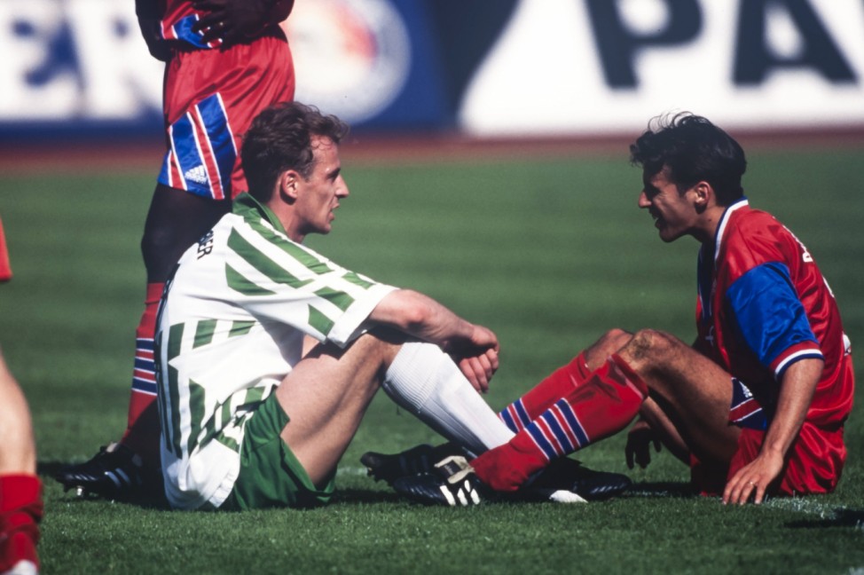 Mario Basler Werder Bremen und Mehmet Scholl Bayern Muenchen ca 1995 Fussball Bundesliga in Bremen D; FC Bayern gegen Werder Bremen 1995