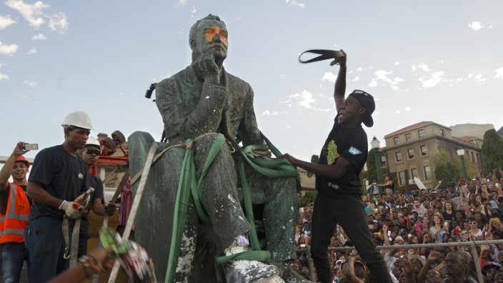 Umstrittene Monumente: Die Statue des weißen Kolonialisten Cecil John Rhodes sorgte 2015 in Südafrika für Streit. Nach Protesten entfernte die Universität Kapstadt die Statue von ihrem Campus.