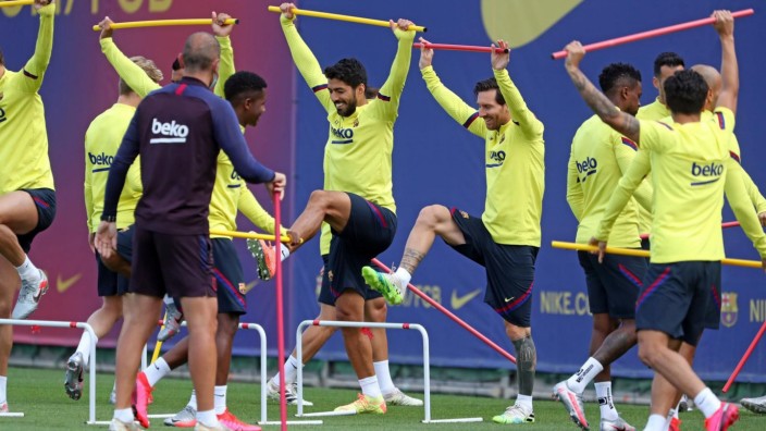 Re-Start in Spaniens Fußball: Gute Laune bei Barcelonas Torjägerduo: Der wieder genesene Luis Suárez (links) und Lionel Messi.