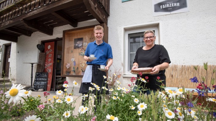 Gastronomie im Landkreis Starnberg: Britta Poggenseier und Sohn Philipp haben in Aschering das "Fairzehr-Stüberl" eröffnet: Bio-Produkte und Hausgemachtes sind ihnen wichtig.
