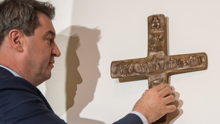 Prozess: Markus Söder, Bayerns Ministerpräsident (CSU), hängt ein Kreuz im Eingangsbereich der bayerischen Staatskanzlei auf.