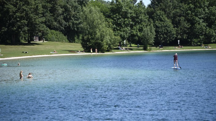 SZ-Serie: Urlaub in München: Im Stehen paddeln, im Sand spielen, im Wasser planschen: Am Unterschleißheimer See ist das ohne Überfüllung möglich.