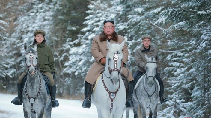 Nordkorea, Kim Jong Un reitet auf heiligen Berg Paektu October 16, 2019, Mount Paektu, North Korea: KIM JONG UN on a hor