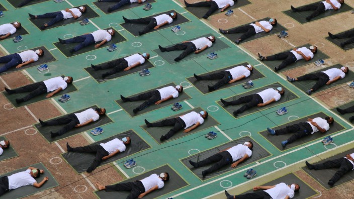 Yogastunde für Polizeibeamten in Bangladesch