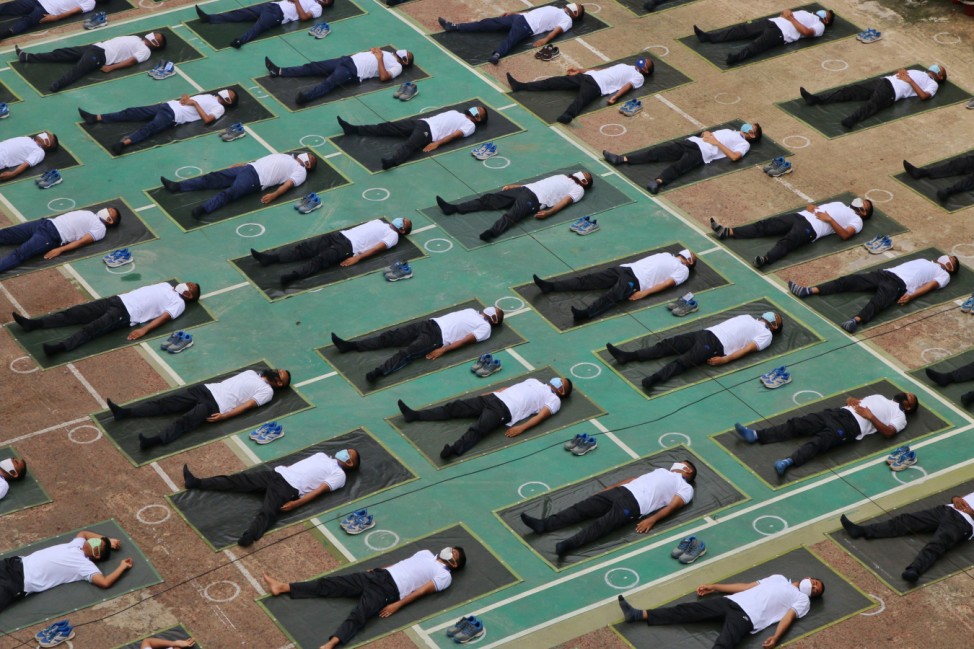 Yogastunde für Polizeibeamten in Bangladesch