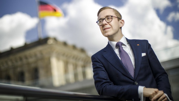 Philipp Amthor, Mitglied des Deutschen Bundestages, CDU, posiert fuer ein Foto. Berlin, 28.05.2020. Berlin Deutschland