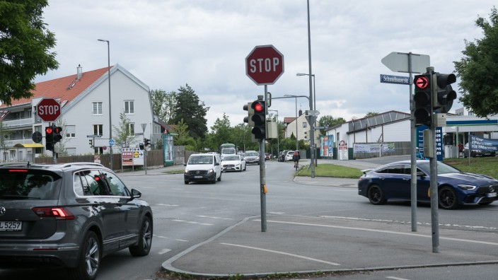 Perlach: Einmündung der Schmidbauerstraße (hinter mir bzw. ich stehe drauf) in die Ottobrunner Straße. Unterhachinger Straße gegenüber.
