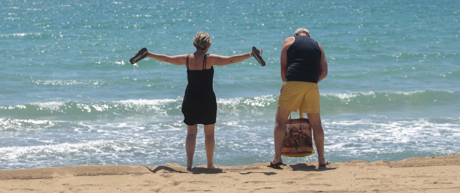 Urlaub in Spanien: Touristen am Strand von Palma de Mallorca