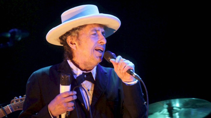 Bob Dylan auf Tour in Deutschland: Auf seinen aktuellen Konzerten in Deutschland klingt Bob Dylan frisch und aufgeräumt, singt aber im Sitzen. Hier sieht man ihn 2012 bei einem Auftritt im spanischen Benicassim.