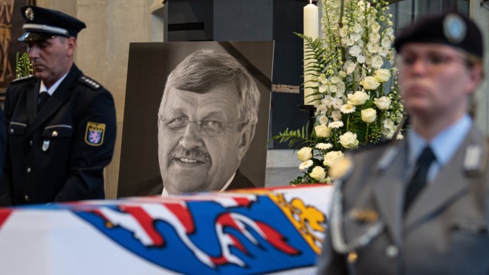 Justiz: Der CDU-Politiker Walter Lübcke wurde aus rechtsradikalen Motiven auf seiner Terrasse erschossen. Das Bild zeigt seinen Sarg beim Trauergottesdienst am 13. Juni 2019 in Kassel.