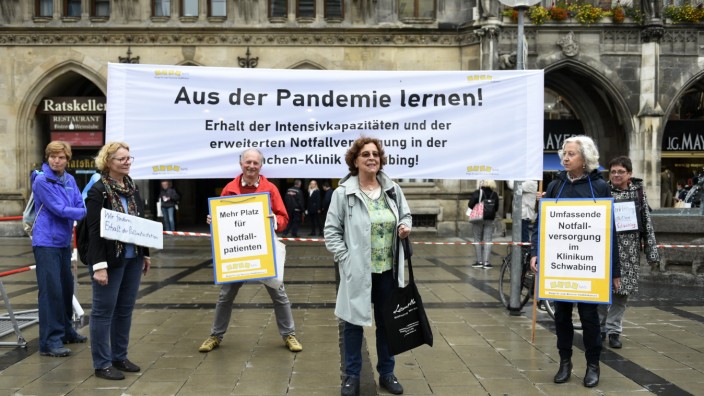 Medizinische Versorgung: Ingrid Seyfarth-Metzger und ihre Mitstreiter vor dem Rathaus.